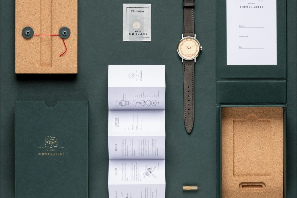 Semper & Adhuc Instantanée Originale portée au poignet avec chemise en lin